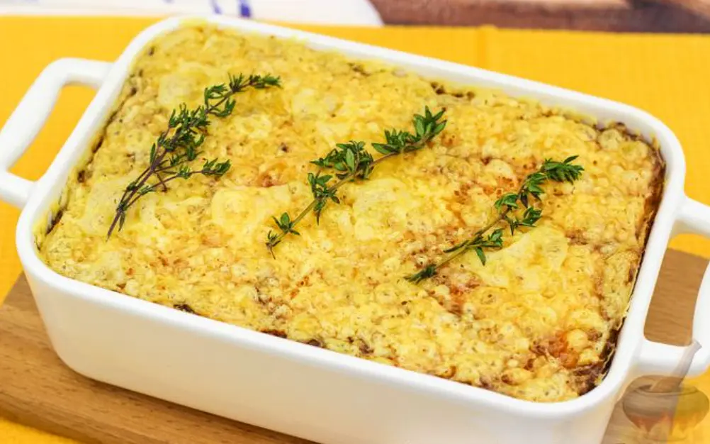 Затем пробуем картофель. Если картофель готов, мягкий, посыпаем сверху тёртым сыром