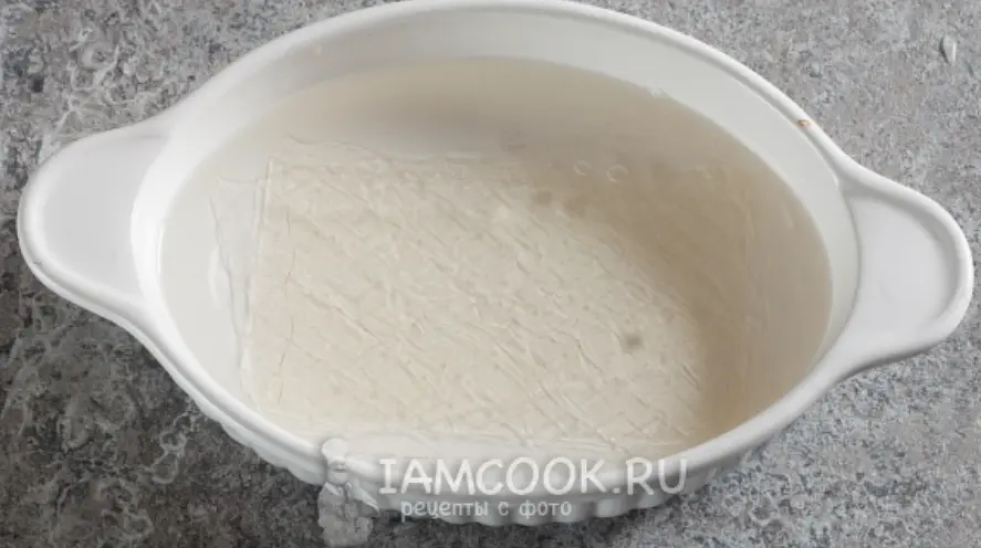 Размочить в воде, отжать и растворить желатин согласно руководству на упаковке.