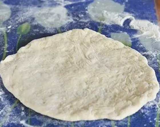 Шарики руками растянуть в круглые лепешки, толщиной около 2-3 миллиметра.