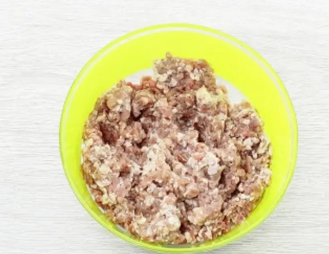Мясной фарш переместить в глубокую миску.