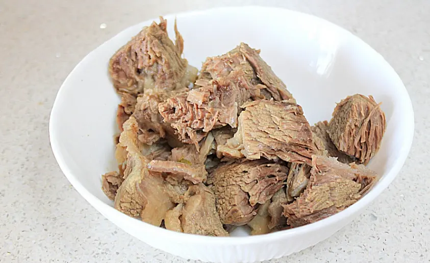 По готовности выбрать говядину и порезать ее кусочками.