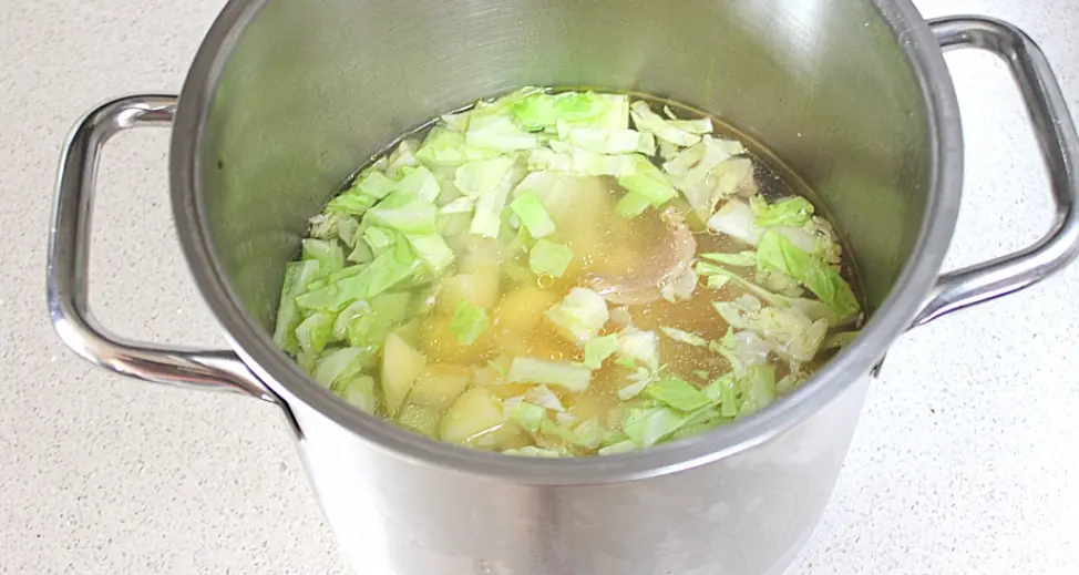 В бульон обратно добавить мясо, а также капусту и картофель. Варить все после закипания 10 минут.