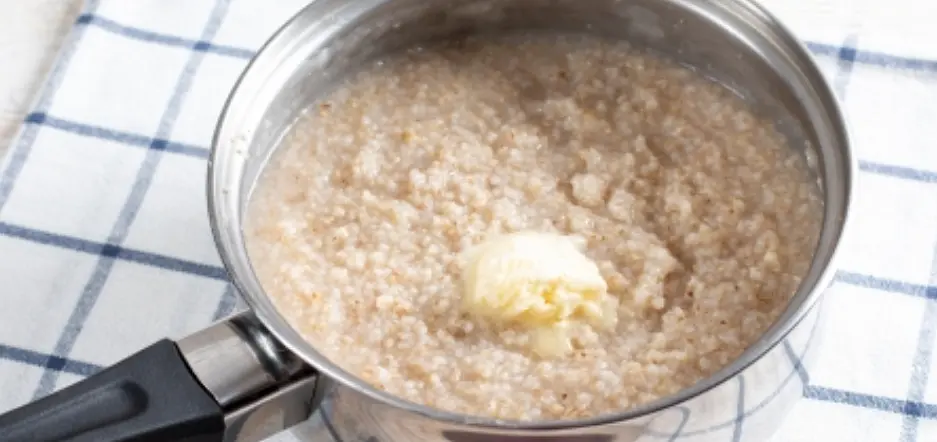 Когда вода в кастрюле выкипит, и каша приготовится (на это уйдёт примерно 20 минут), нужно её перемешать,