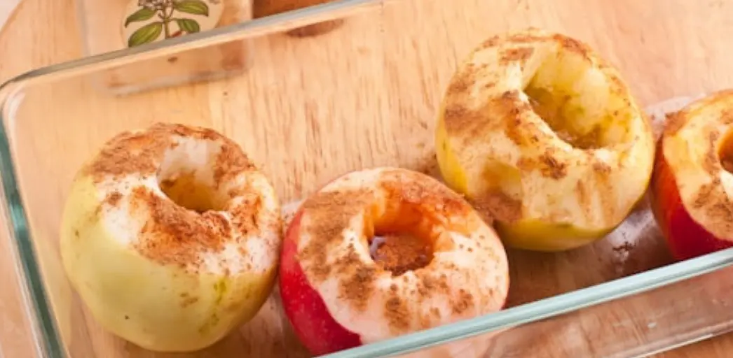 Посыпать яблоки молотой корицей по вкусу.