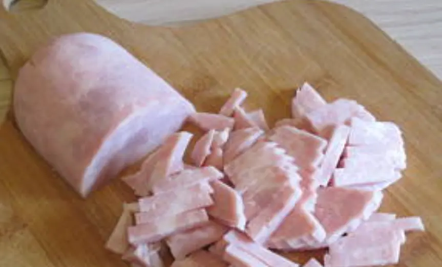 По желанию, в окрошке могут быть и несколько видов мясного.