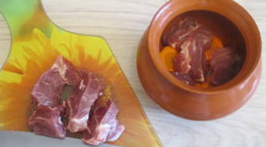 Солить не рекомендуется, чтобы мясо в процессе тушения осталось сочным и ароматные