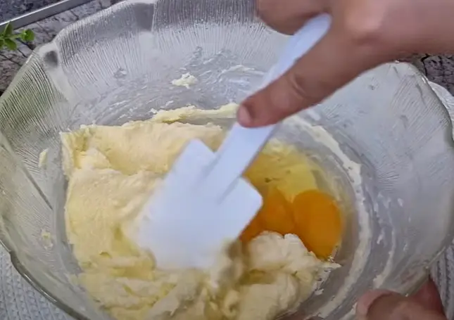 добавить 2 яйца, смешать