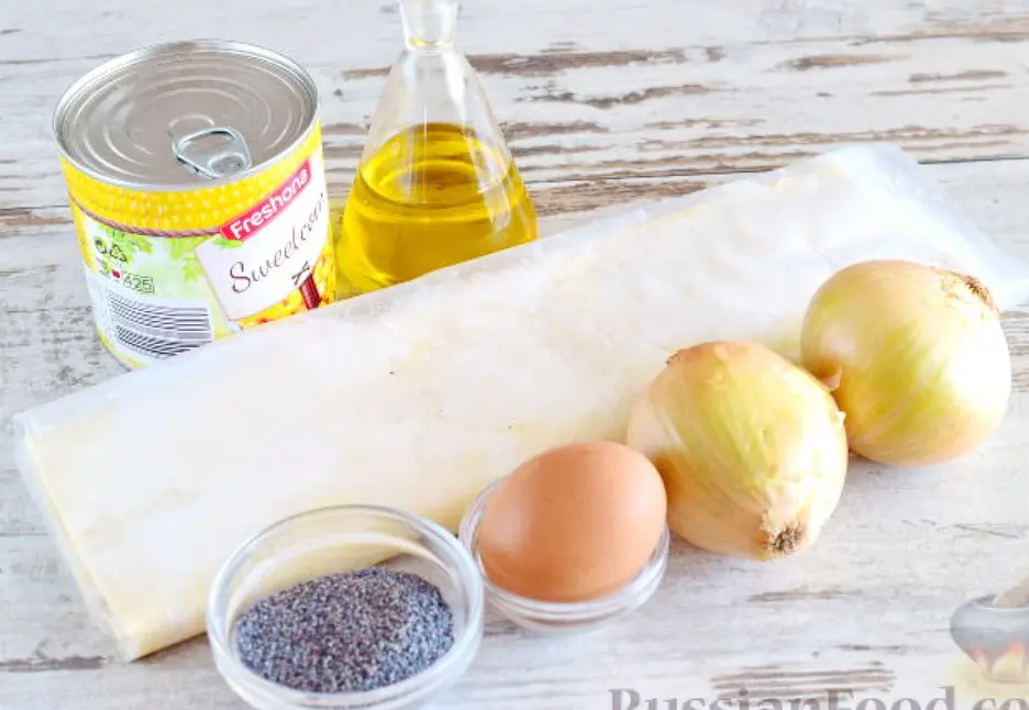 Подготовим все продукты для слоеного пирога с луком, консервированной кукурузой и маком.
