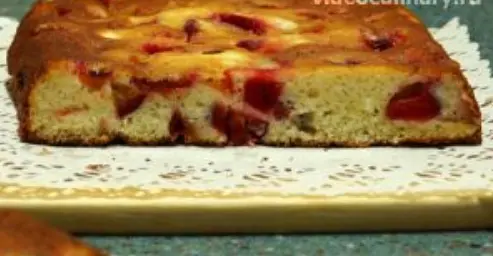 Подаём этот очень вкусный, лёгкий в приготовлении пирог к чаю.