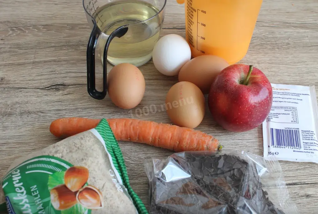 Такие продукты берем. Обратите внимание, что яблоко и морковь не большие. Еще банан, он тоже не большой.