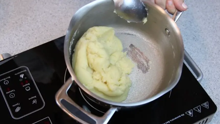 На дне кастрюли появится характерный мучной налёт.