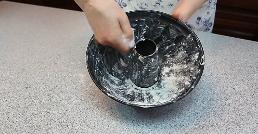 Форму смазываем сливочным маслом и просыпаем мукой. Лишнюю муку стряхиваем.