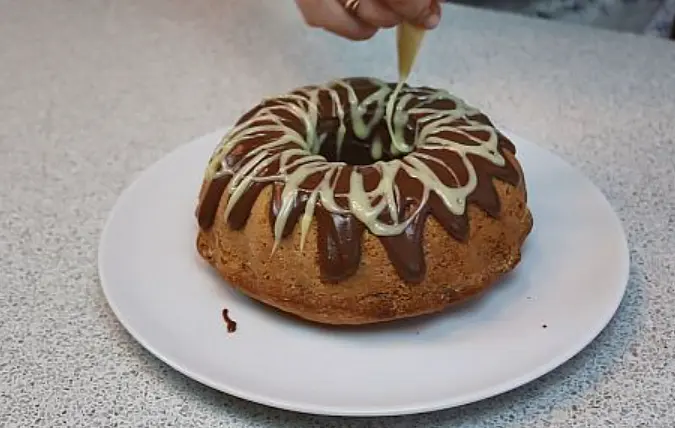 и украшаем растопленным белым шоколадом.