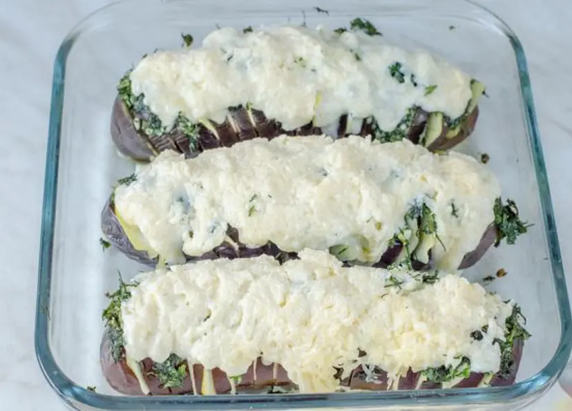 Достаем запеченные баклажаны "Гармошка" с картофелем и наносим на них массу из сыра и сметаны.