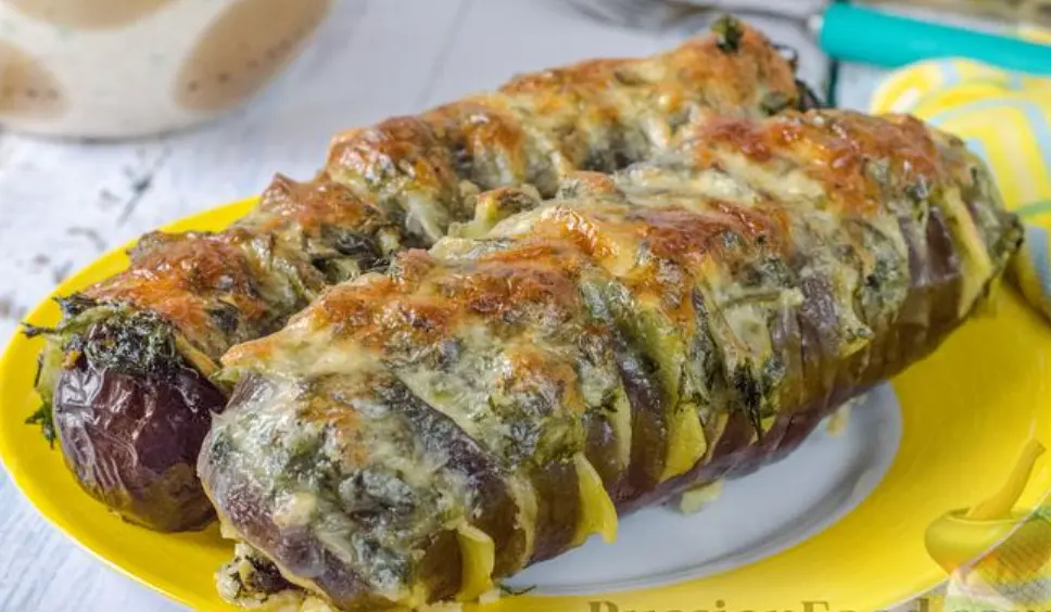 Баклажаны, запеченные с картофелем, под сырной корочкой, готовы