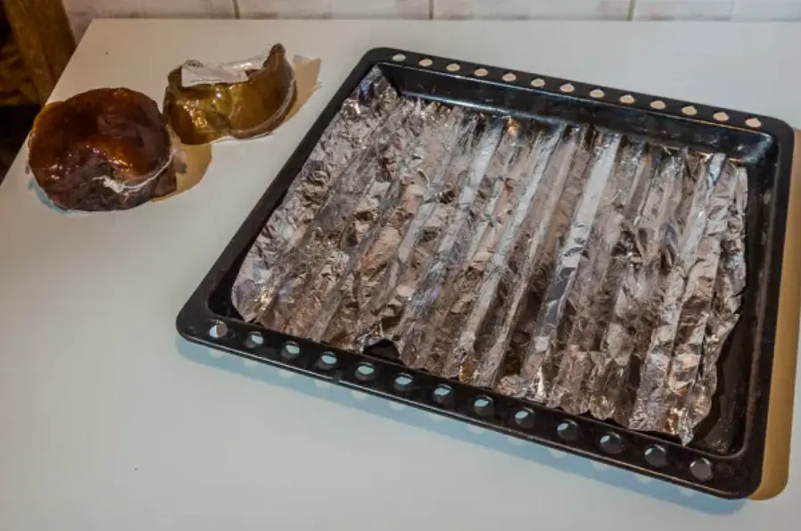 Для придания более утонченного вкуса бекону его необходимо запечь. Но если мы его положим просто на противень,
