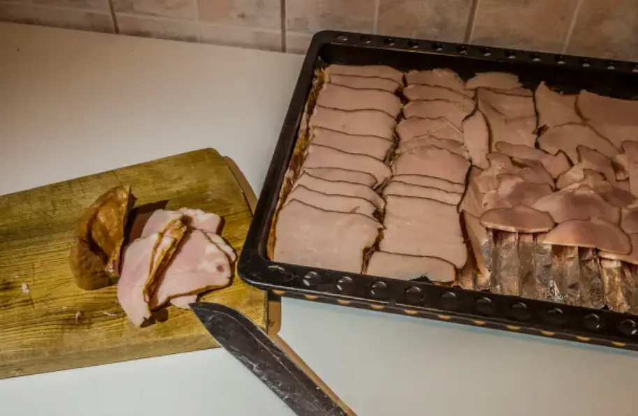 Тонко нарезаем мясо и выкладываем на фольгу.