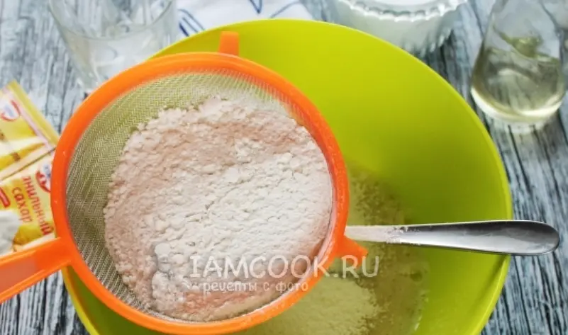 Теперь добавьте просеянную муку, всыпьте разрыхлитель.