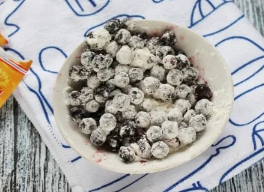 смешайте их с ложкой муки.