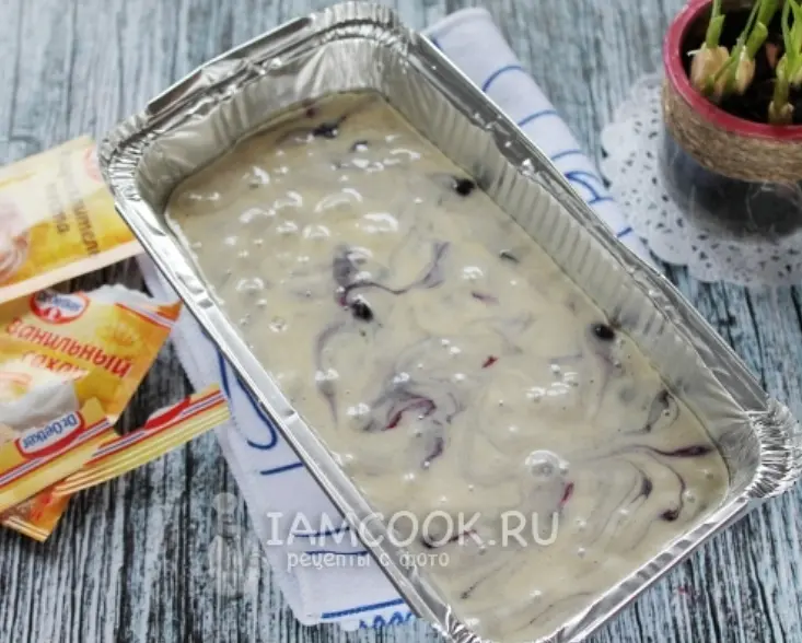 Вылейте тесто в смазанную маслом форму.