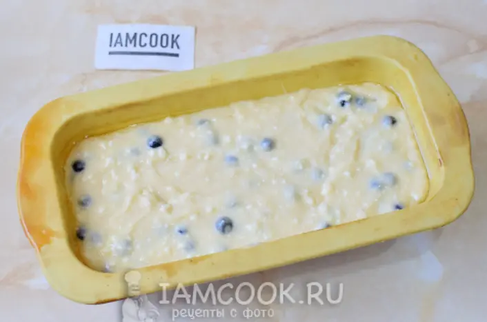 Творожное тесто с ягодами выложите в подходящую форму для кекса. Форму немного смажьте маслом.