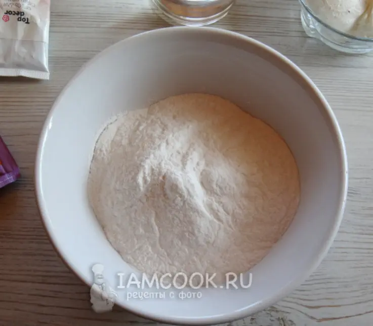 В жаростойкую миску высыпать крахмал, рисовую муку и сахарную пудру. Перемешать венчиком.
