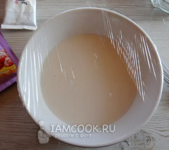 Затянуть миску плёнкой, сделать зубочисткой несколько дырочек.