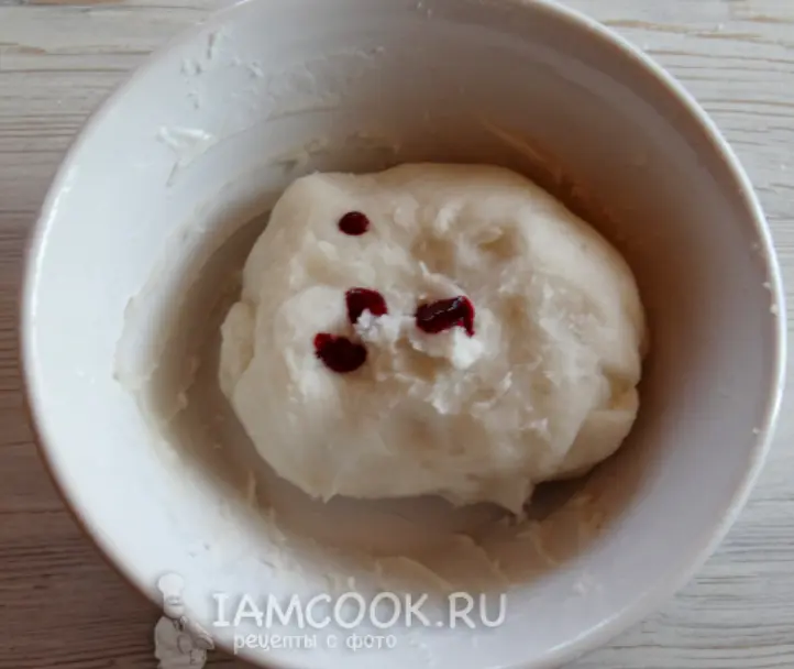 Когда тесто немного остынет, добавить краситель.