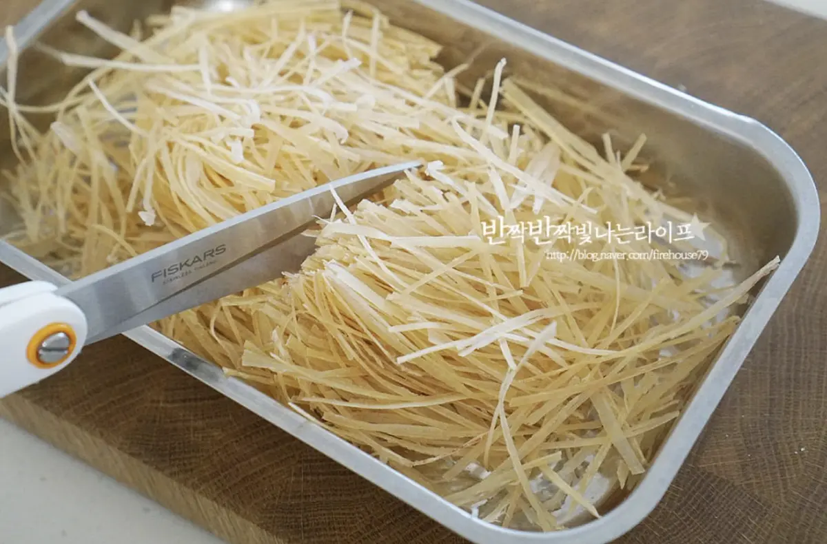 오징어실채는 간편하게 먹기 좋도록 가위로 잘라주세요.