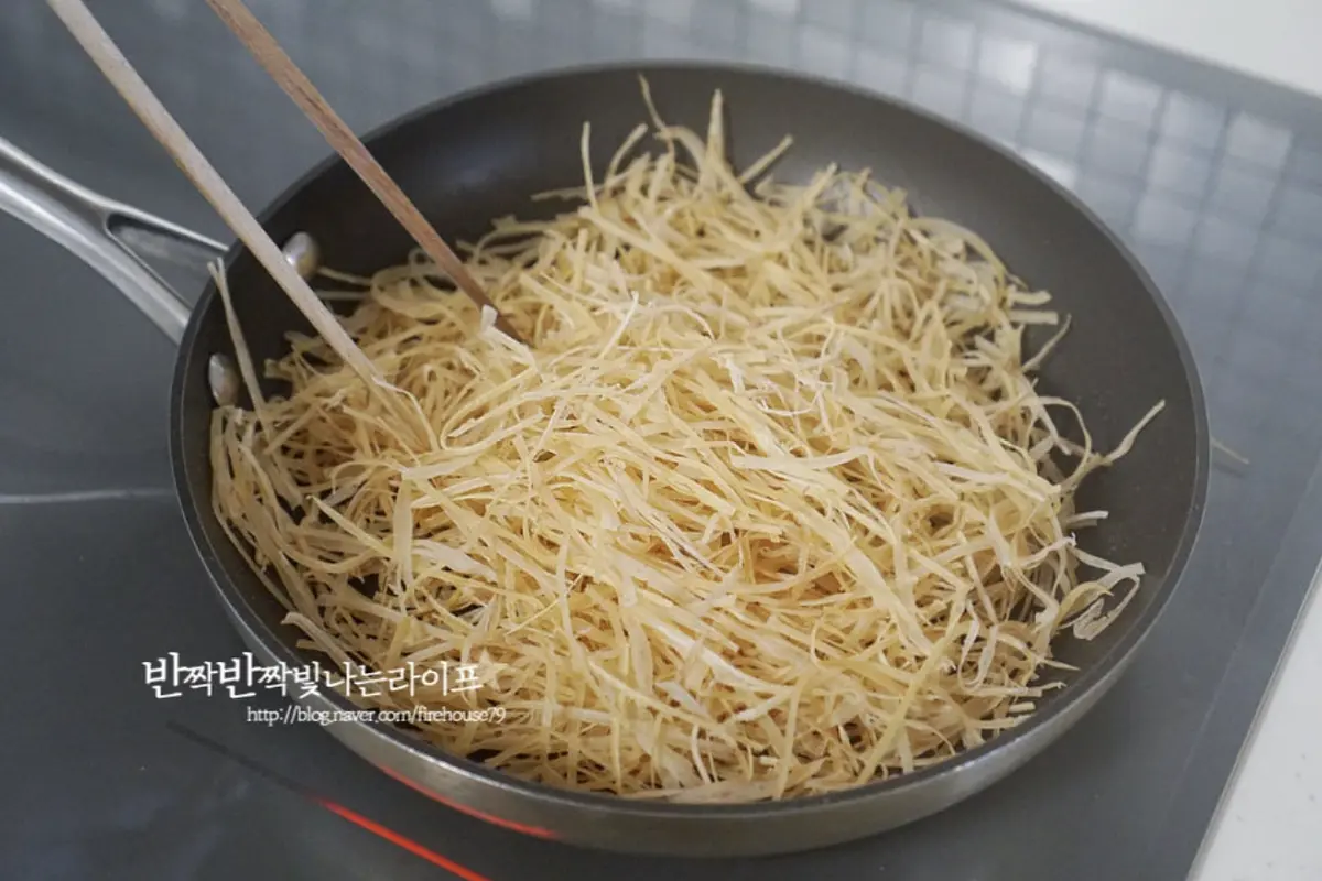 간장소스에 볶기 전에 눅눅하지 않게 전처리를 해줍니다.