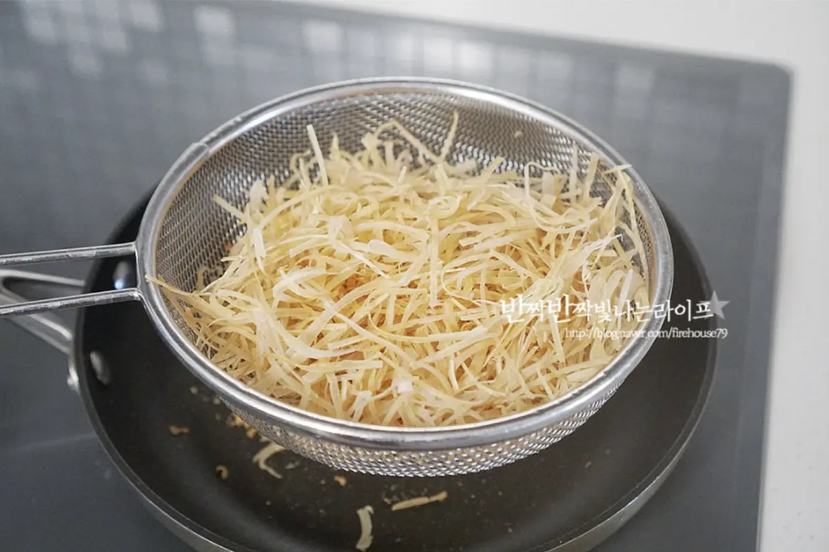 고소하고 바삭하게 볶은 뒤 체에 밭쳐 잔가루를 털어내어줍니다.