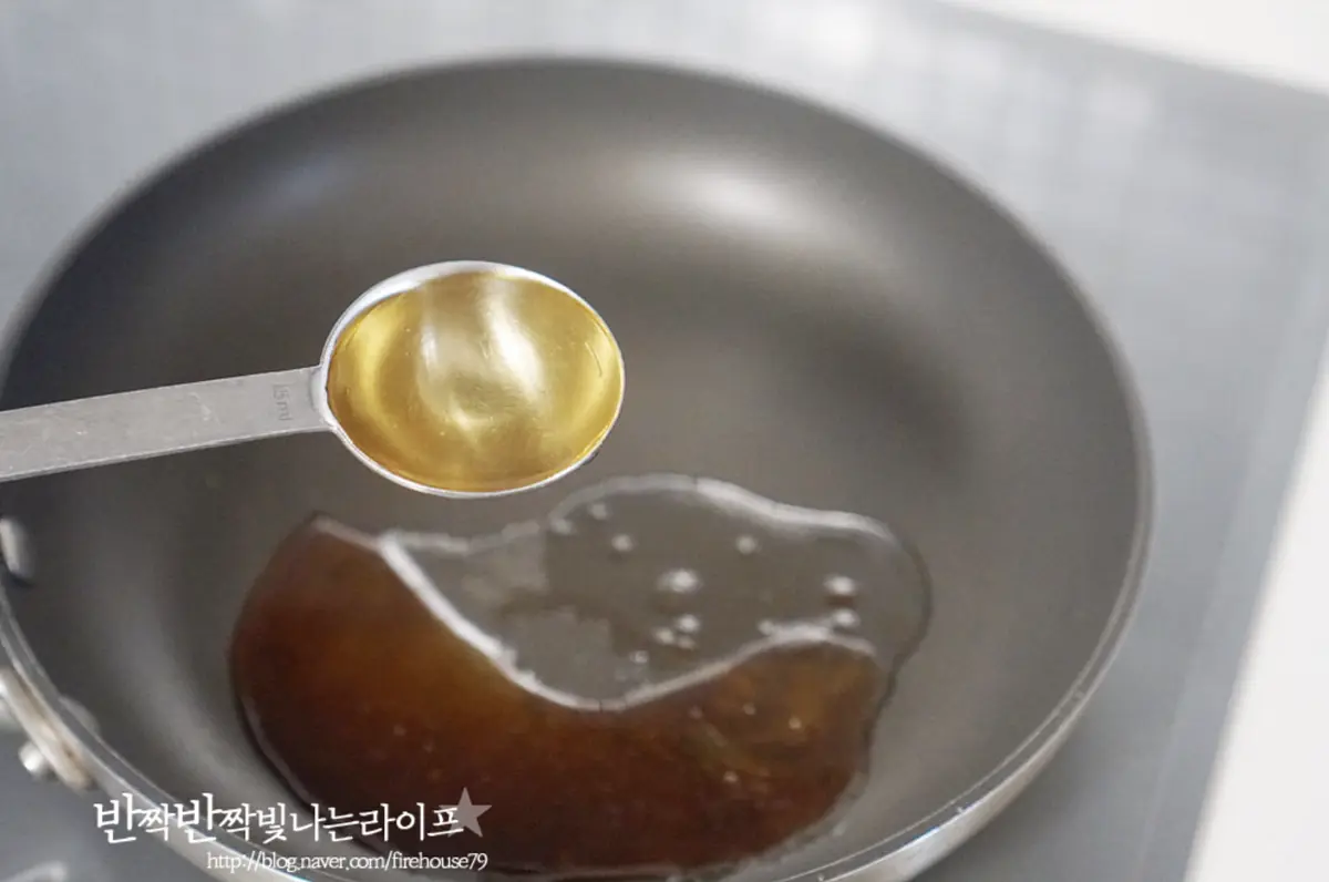 식용유 1 큰 술, 진간장 2/3 큰 술 올리고당 1 큰 술, 맛술 1 큰 술을 넣어요.