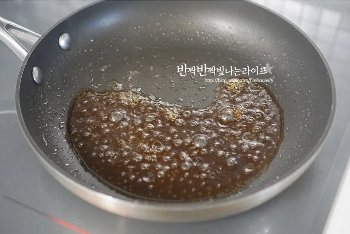 불을 켜고 재료가 섞일 수 있도록 바글바글 끓여줍니다.