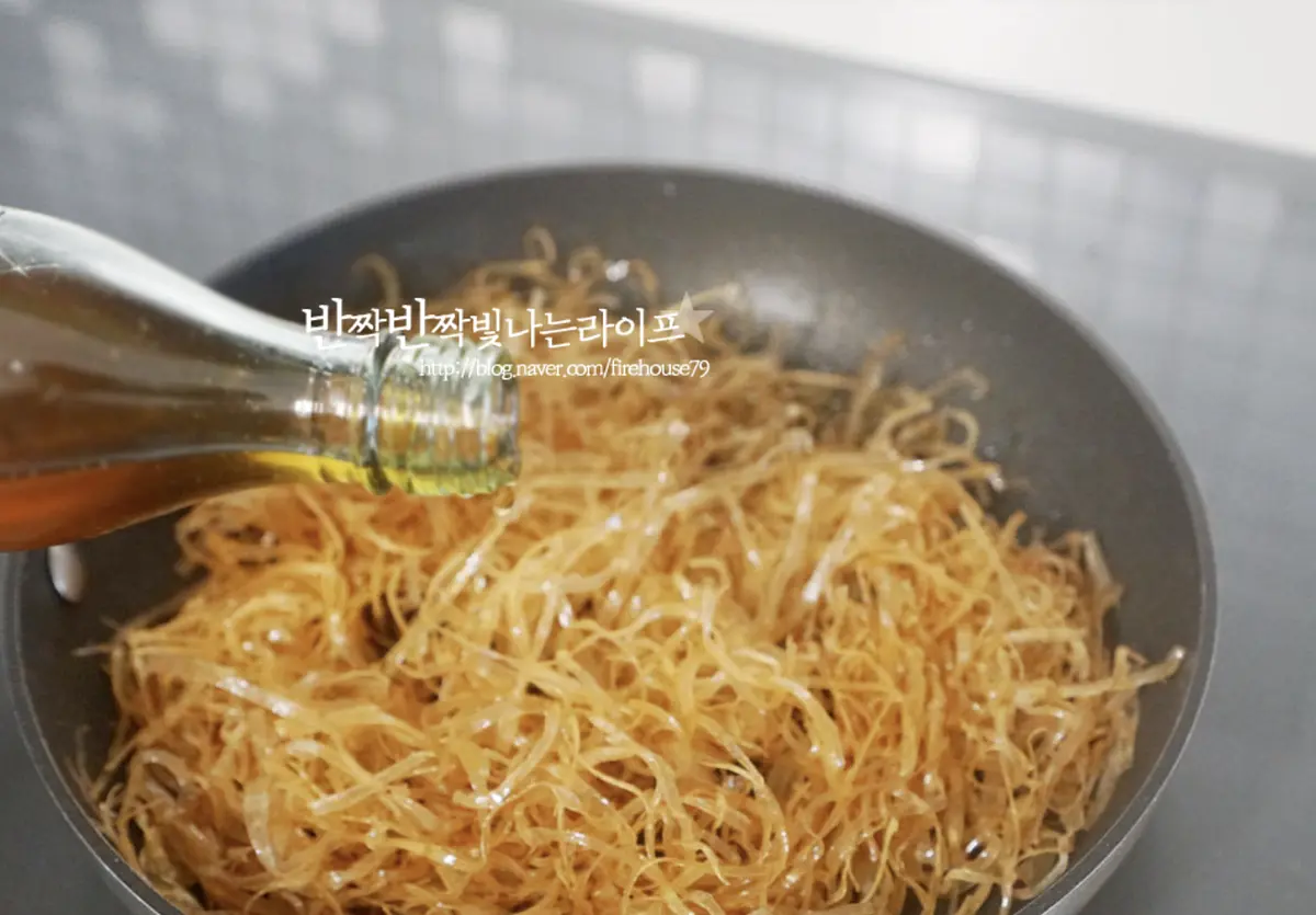 불을 끄고 참기름 1/2 큰 술 통깨와 검은깨 약간을 뿌려 마무리 완성해요.