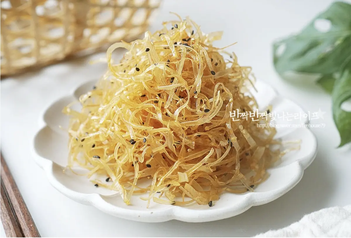 먹을수록 고소하고 쫄깃한 식감에 손이 가는 반찬이랍니다 :)