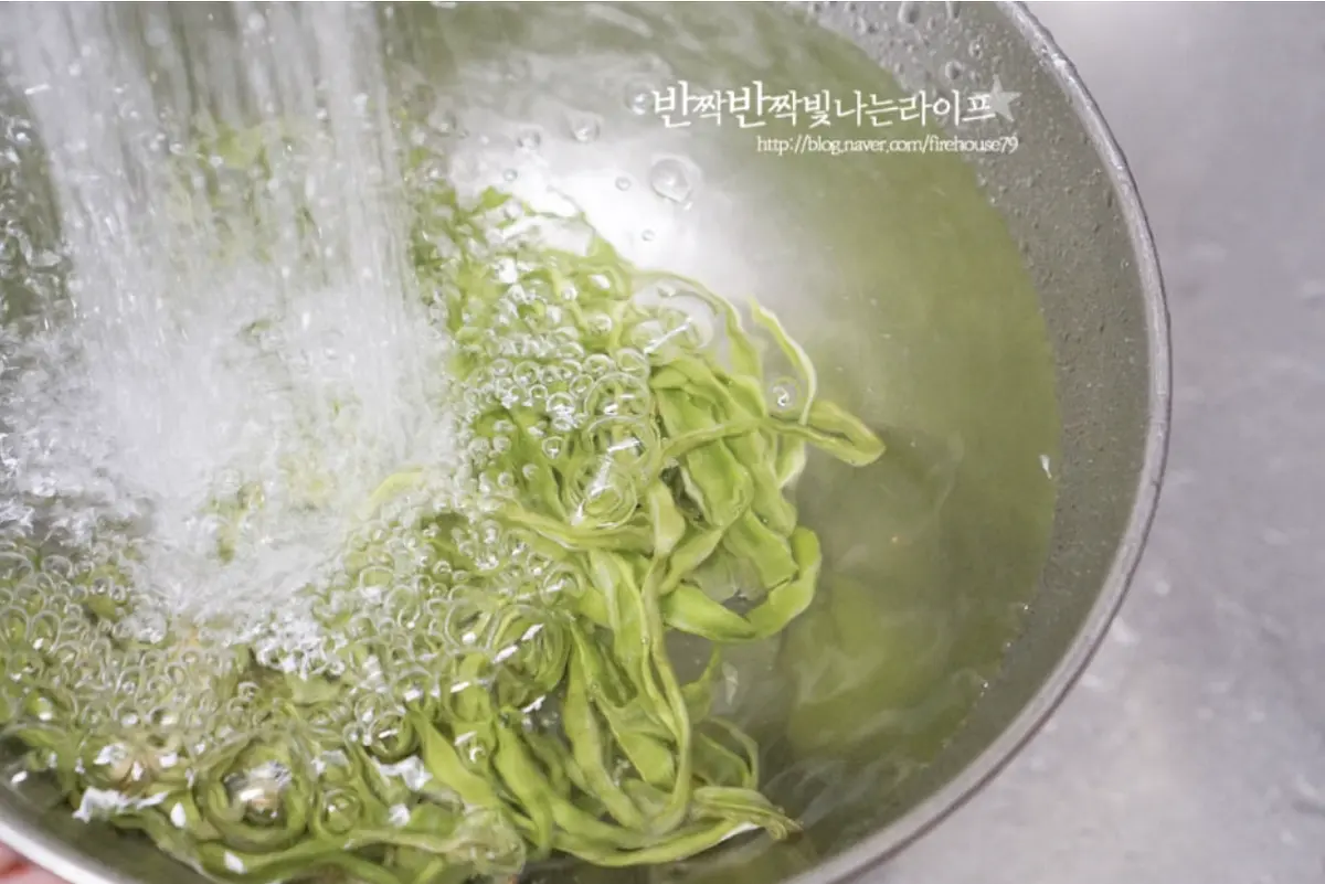 말린 궁채나물은 특유의 향이 있어 불리기 전 바락바락 주물러 여러 번 세척해주고 3~4시간 이상 불려줍니다.