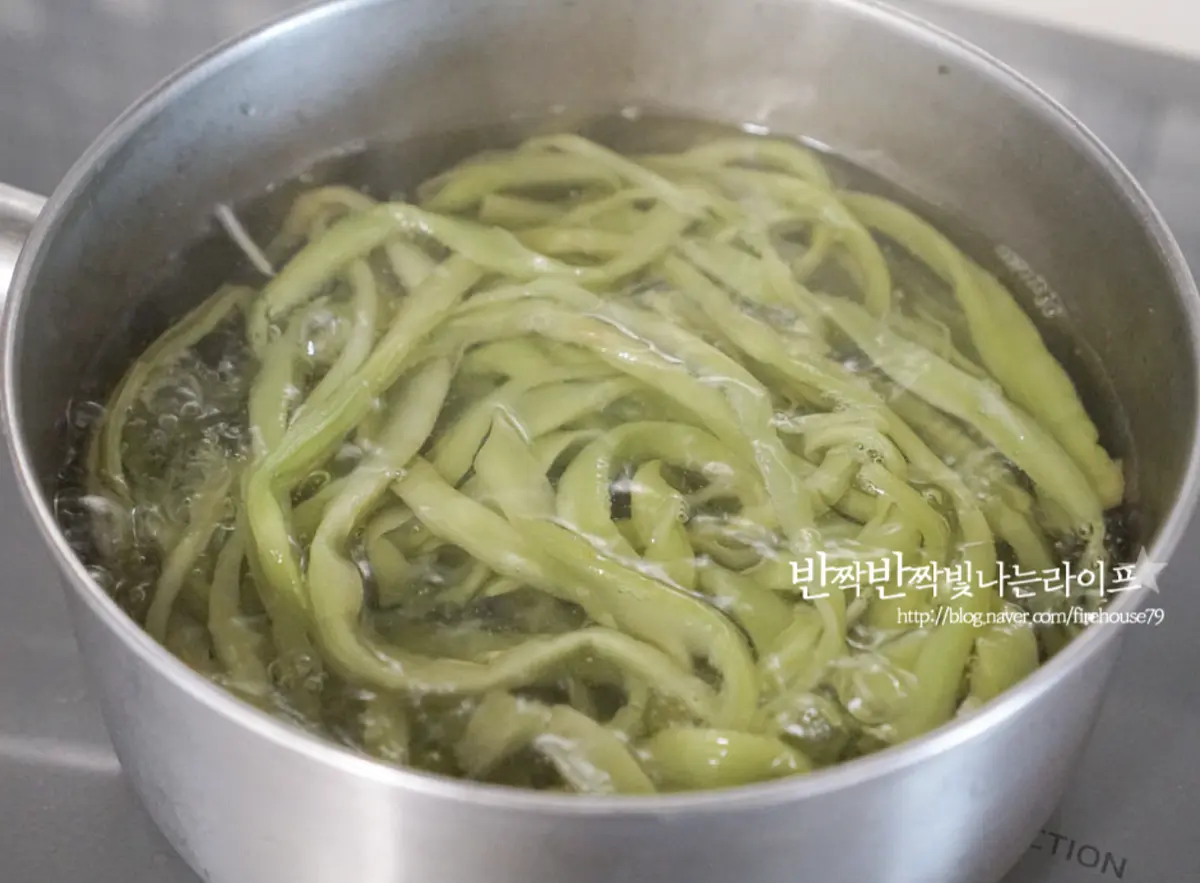 냄비에 적당량의 물의 붓고 끓어오르면 식초 1 작은 술과 불린 궁채나물을 넣고 살짝 데쳐줍니다.