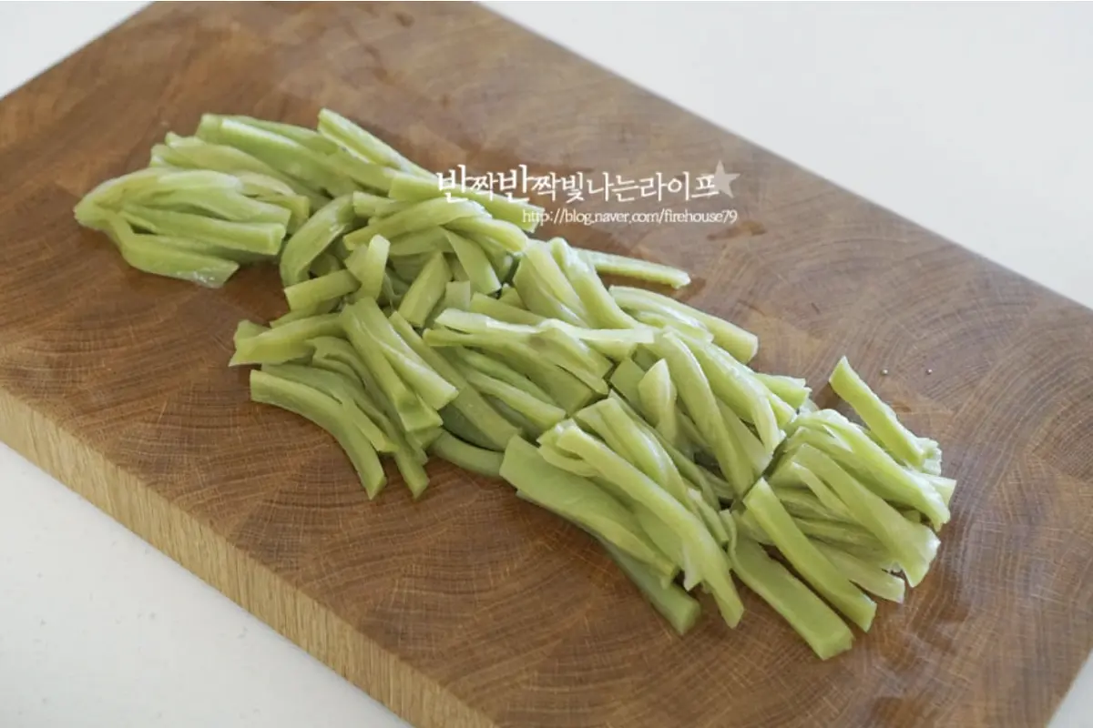 손질한 줄기상추는 한입에 집어먹기 좋도록 5~6cm 길이로 잘라줍니다.