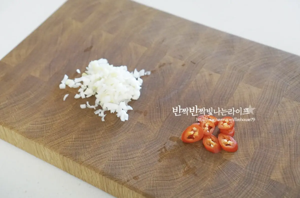곁들일 홍고추는 송송 썰고, 양념에 넣어줄 대파 흰 부분은 잘게 다져 썰어줍니다.