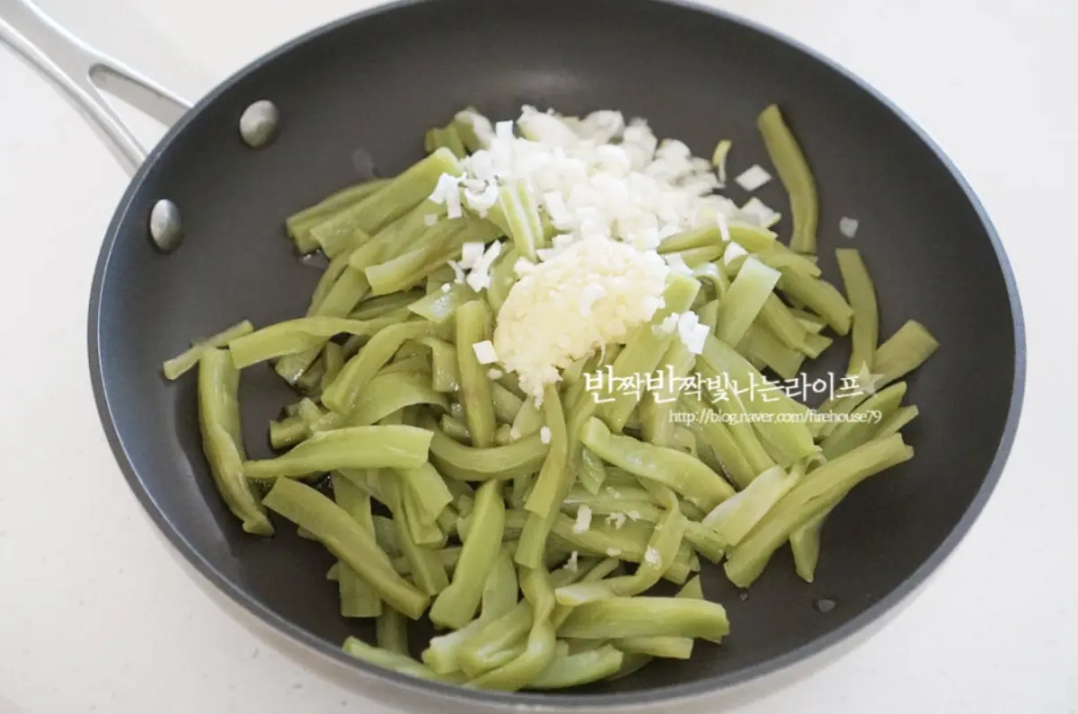 간이 밸 수 있도록 조물조물 밑간하여 줍니다.