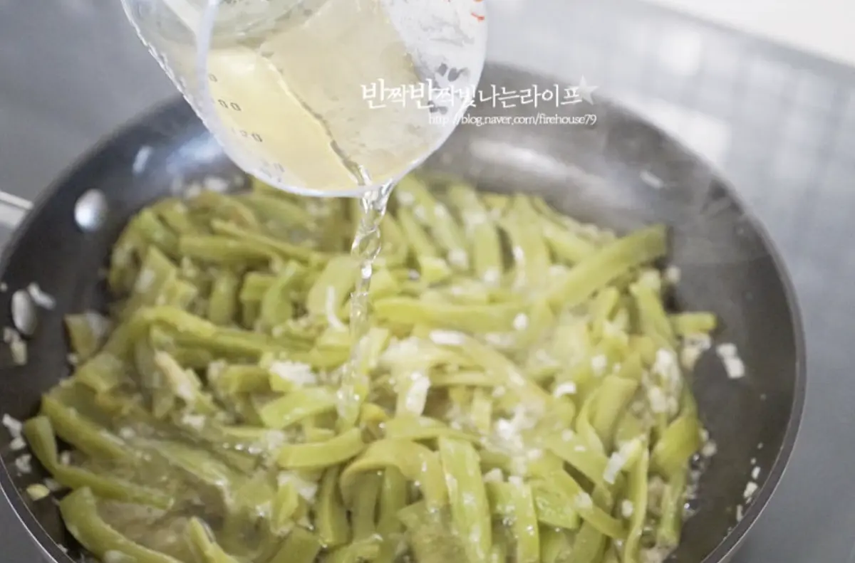 양념한 팬을 불 위에 올리고 가볍게 2~3분 볶다가 멸치 다시마 육수 또는 물 100ml를 부어줍니다.