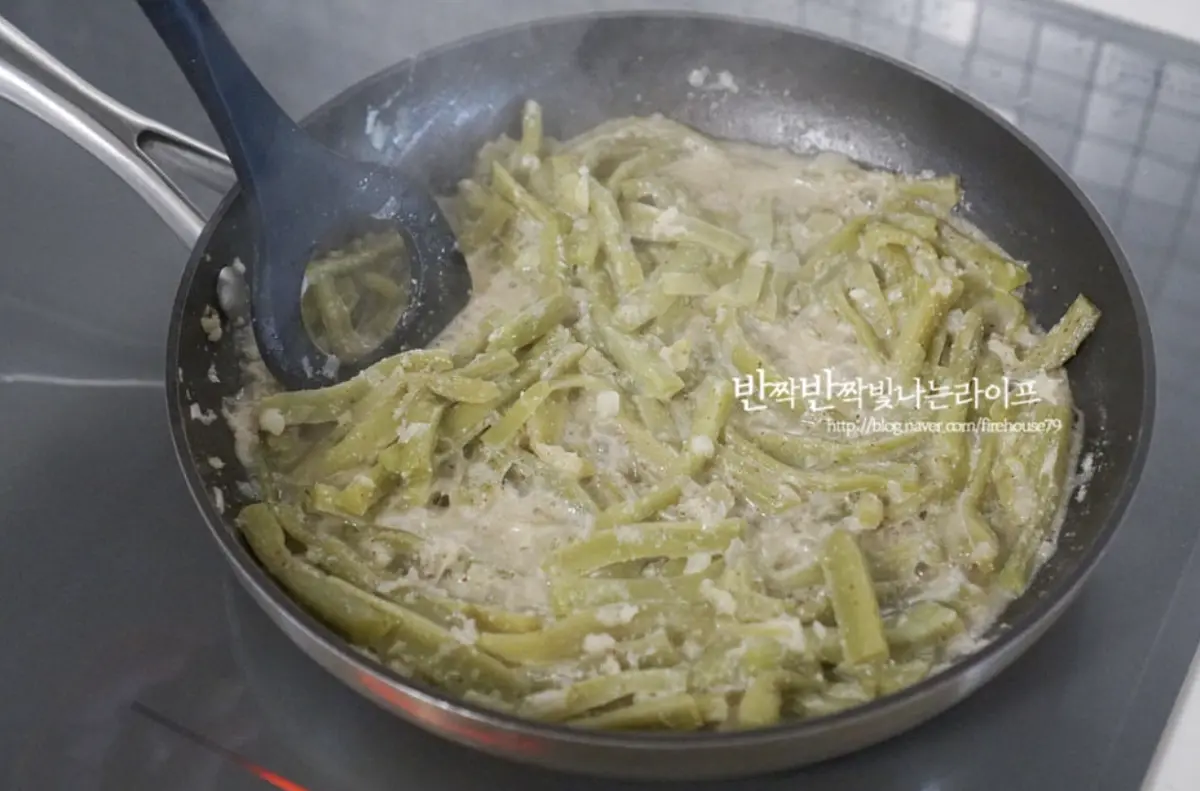 가볍게 섞은 뒤 들깨가루 2 큰 술을 넣고 재료가 어우러지도록 졸이듯이 볶아줍니다.