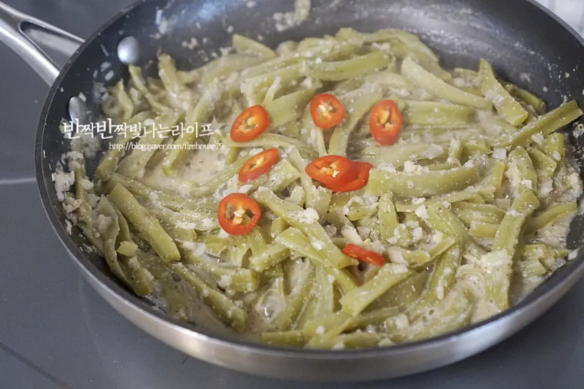 간을 보고 부족한 간은 소금으로 맞추고 홍고추를 넣고 마무리 완성해요.