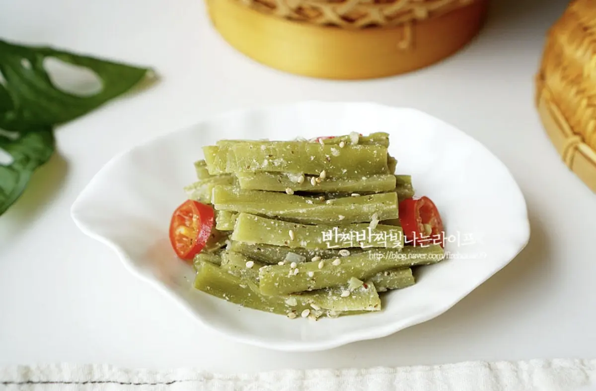 먹기 좋게 담은 뒤 깨를 약간 뿌리면 더 풍성하고 맛있어 보입니다.