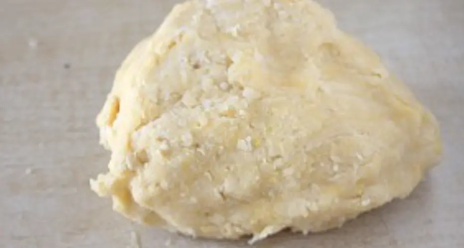 Чем меньше и быстрее вы вымешиваете, тем вкуснее и нежнее получится наша основа.