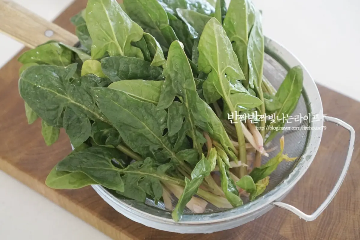 시금치는 물에 담가 흔들어 씻어준 뒤 흐르는 물에 헹구어주었습니다.