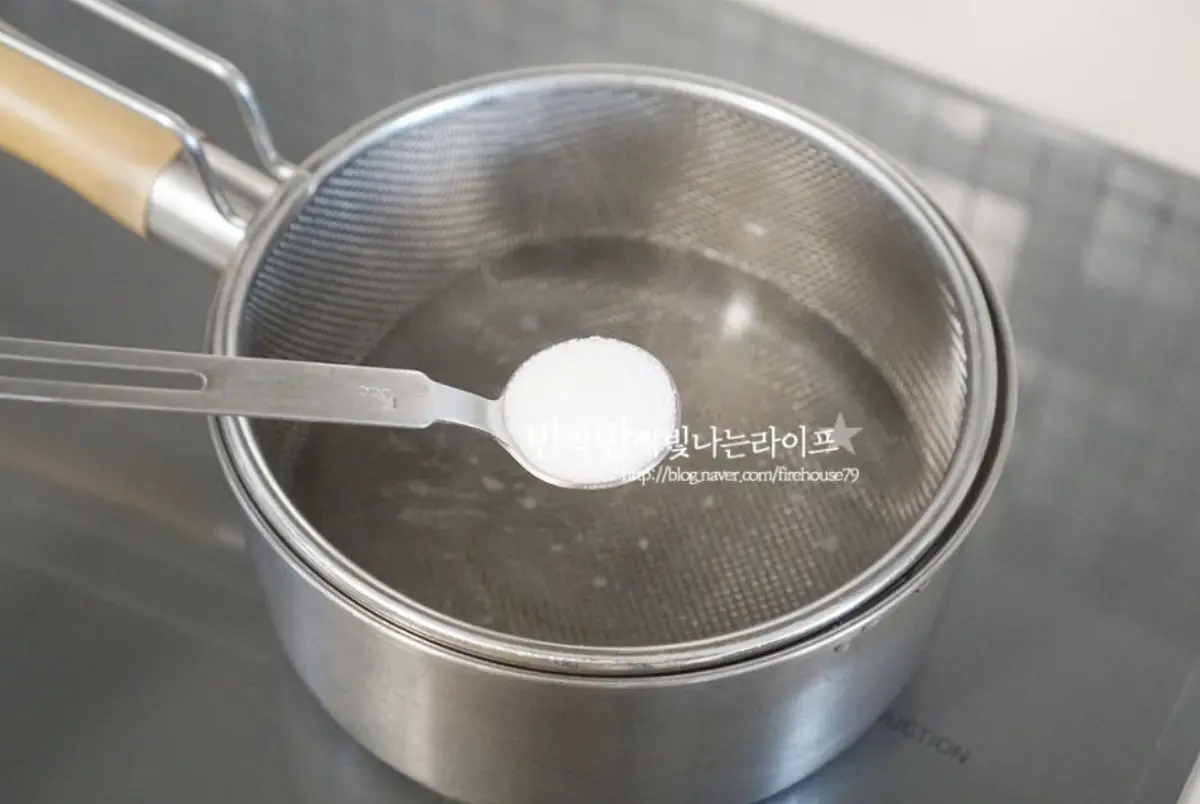 적당량의 물을 냄비에 붓고 끓어오르면 소금 1 작은 술을 넣어줍니다.