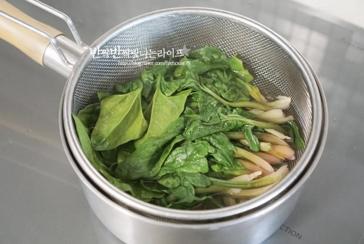 끓을 때 뿌리 부분부터 넣고 데쳐줍니다. 대략 15~20초 정도로 (30초 이내) 크기나 양에 따라 시간을 조절해 주세요.