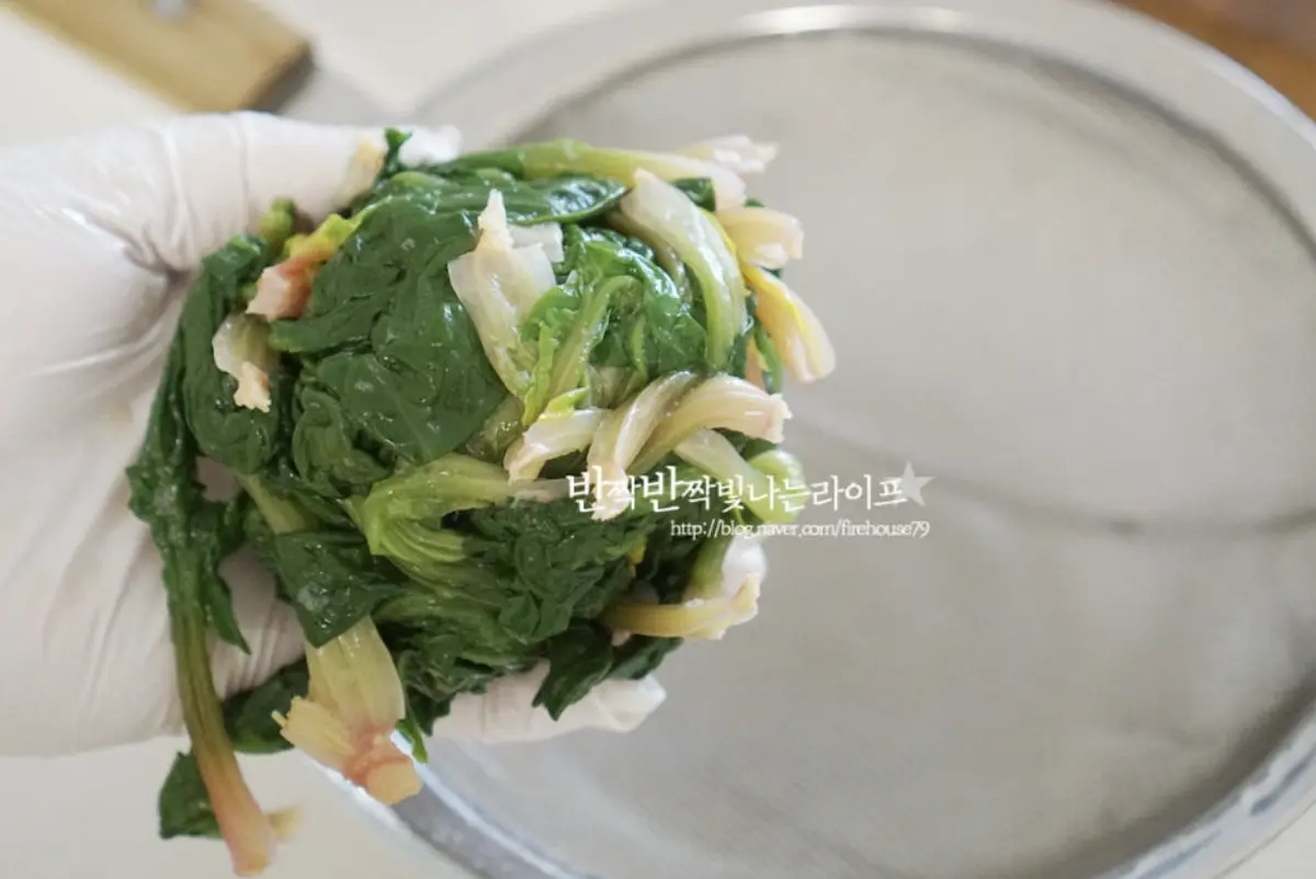 흐르는 물에 헹구어 떫을 맛과 불순물을 제거하여 준 뒤 물기를 짜줍니다.