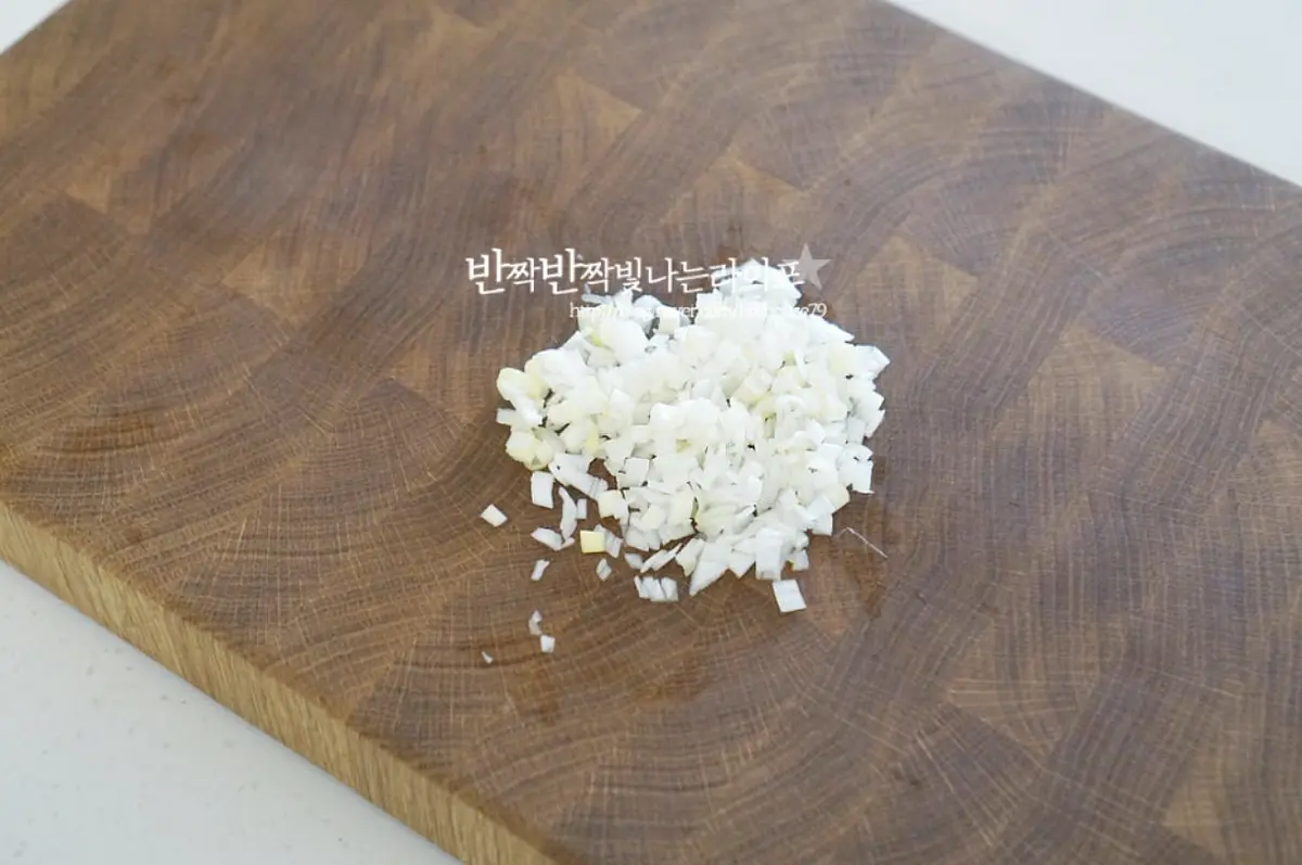 대파는 흰 부분을 준비하여 잘게 다져 썰어줍니다.
